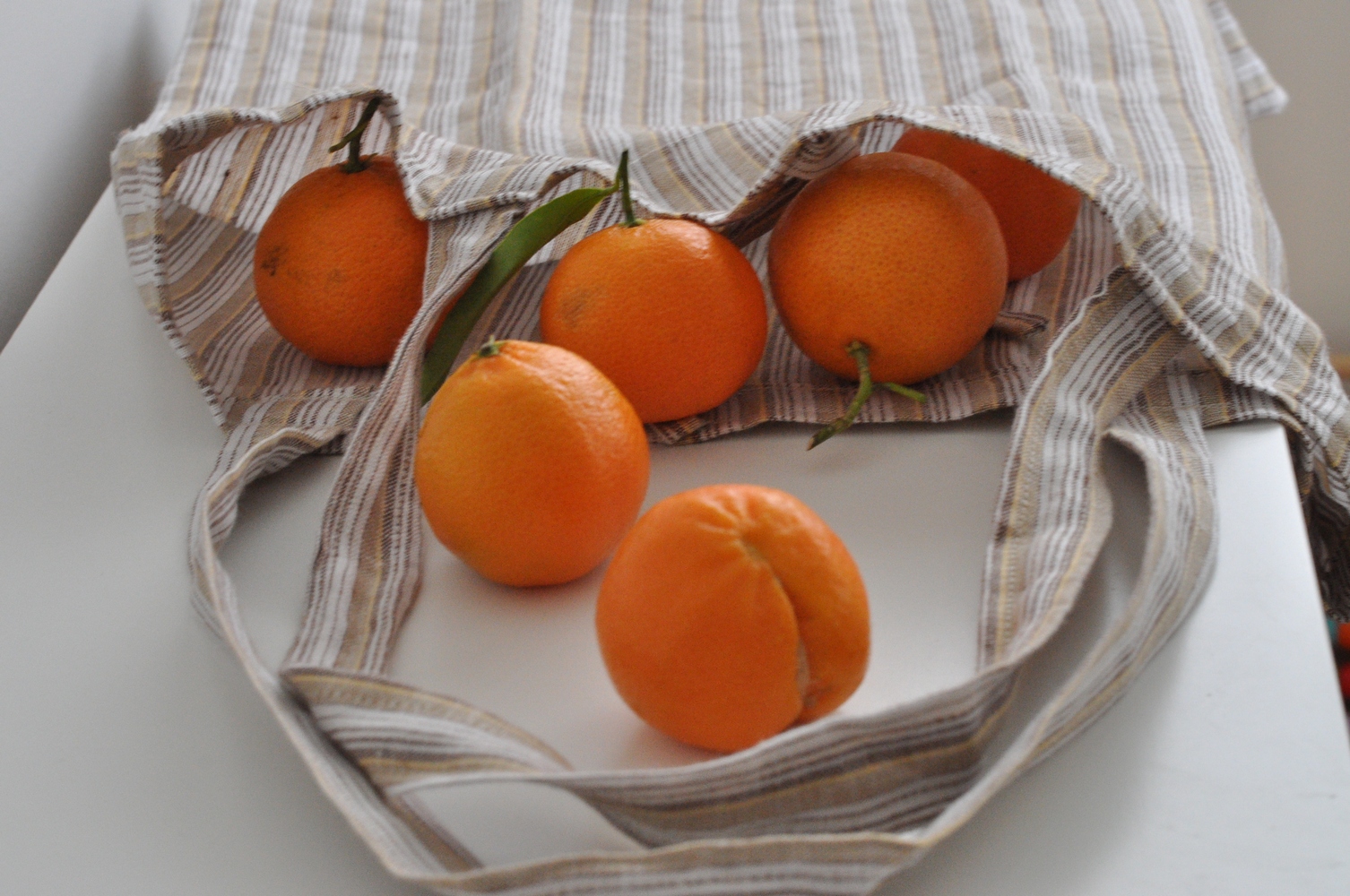 Naranče u platnenoj vrećici