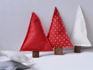 Ukrasni niz od TRI stabalaca od filca.