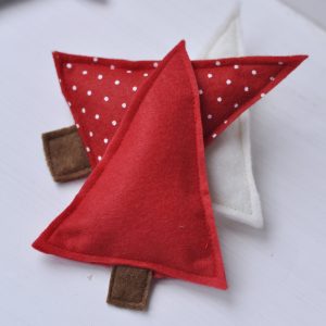 Ukrasni niz od TRI stabalaca od filca.