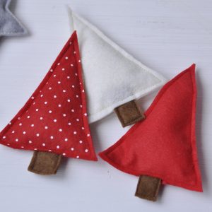 Ukrasni niz od TRI stabalaca od filca.