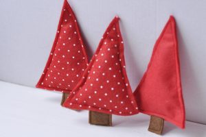 Ukrasni niz od TRI stabalaca od filca.