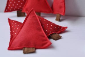 Ukrasni niz od TRI stabalaca od filca.