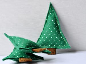 Ukrasni niz od TRI stabalaca od filca.