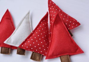 Ukrasni niz od TRI stabalaca od filca.