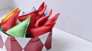 Ukrasni niz od TRI stabalaca od filca.