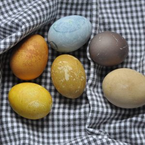 bojanje jaja prirodnim sastojcima