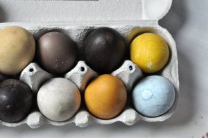 bojanje jaja prirodnim sastojcima