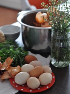 bojanje jaja prirodnim sastojcima