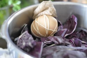 bojanje jaja prirodnim sastojcima